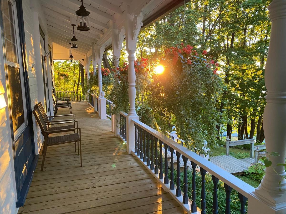 Auberge Sous Les Arbres Gaspé Exterior foto